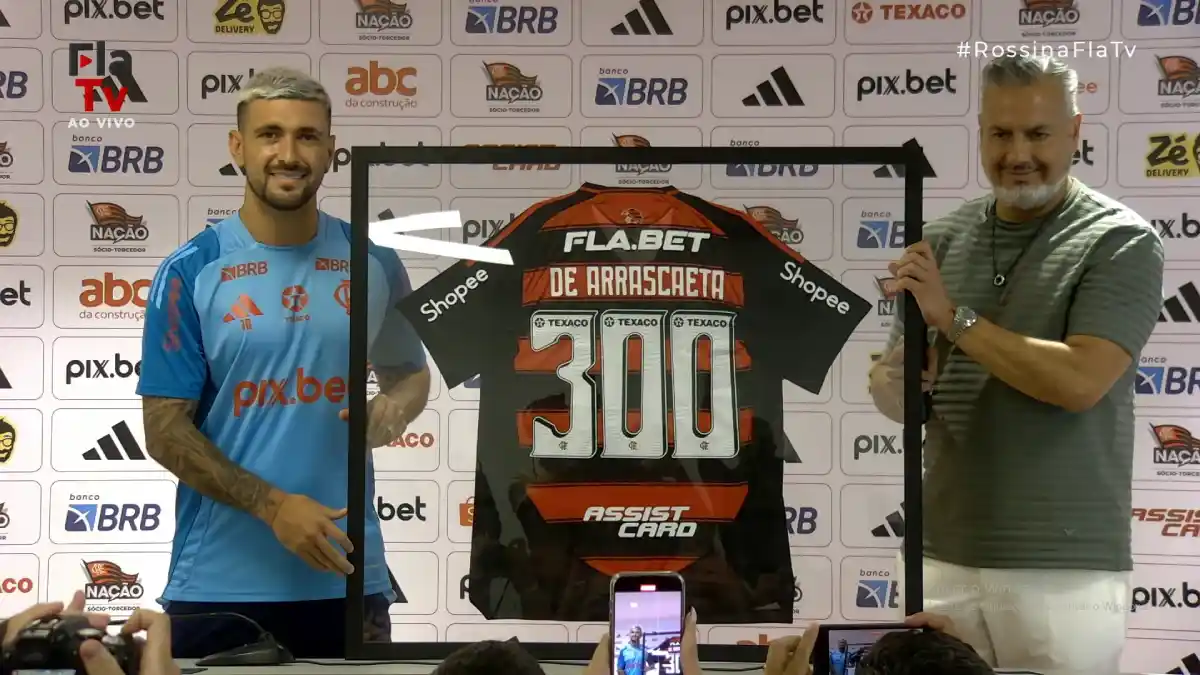 Flamengo homenageia Arrascaeta com camisa personalizada por marca de 300 jogos com o Manto Sagrado - Foto: Reprodução/FlaTV