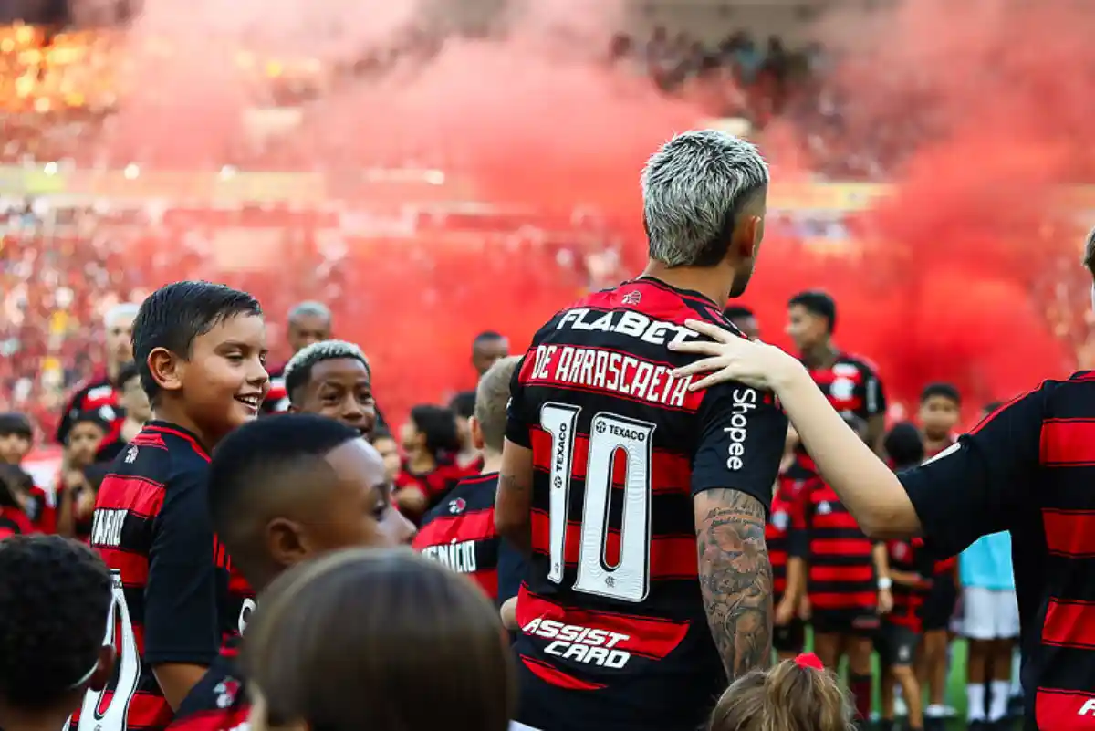 Ex-Flamengo, Abel Braga rasgou elogios a Arrascaeta durante participação em podcast - Foto: Gilvan de Souza/Flamengo