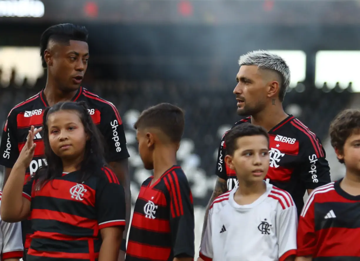 Bruno Henrique and Arrascaeta celebrate goal for Flamengo in the final of the Carioca 2025 Championship. (Photo/ Flamengo)