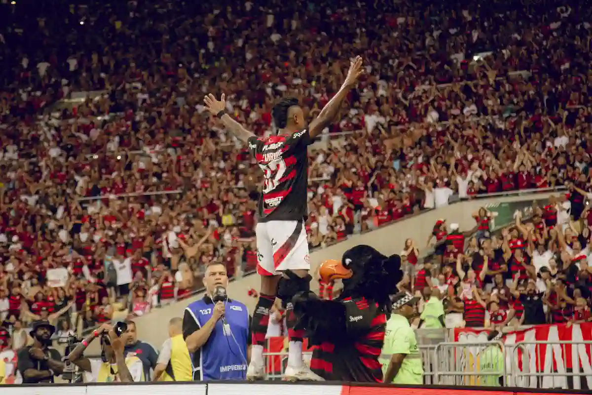 Bruno Henrique foi novamente ovacionado pela torcida do Flamengo após marcar o gol de empate contra o Vasco neste sábado, no Maracanã. Foto: Adriano Fontes/CRF