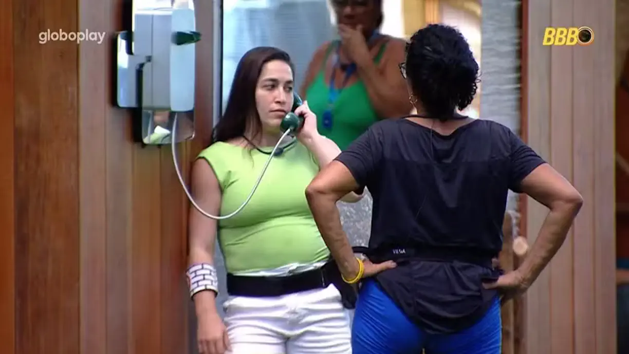 Daniele Hypolito foi mais rápida que Vilma e atendeu ao telefone, ganhando acesso à Loja Secreta  (Reprodução: Globoplay)