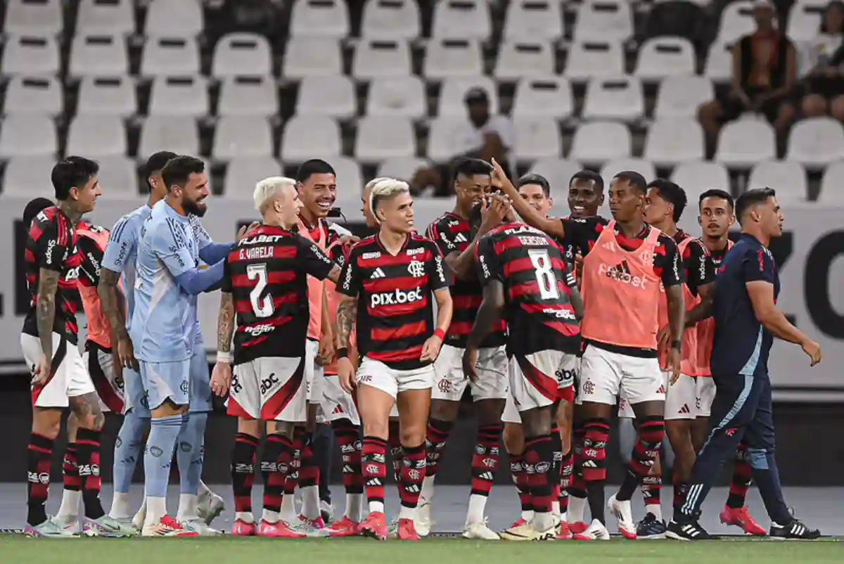 Jogadores do Flamengo comemoram gol diante do Vasco em um Engenhão bem vazio - Foto: Paula Reis/Flamengo