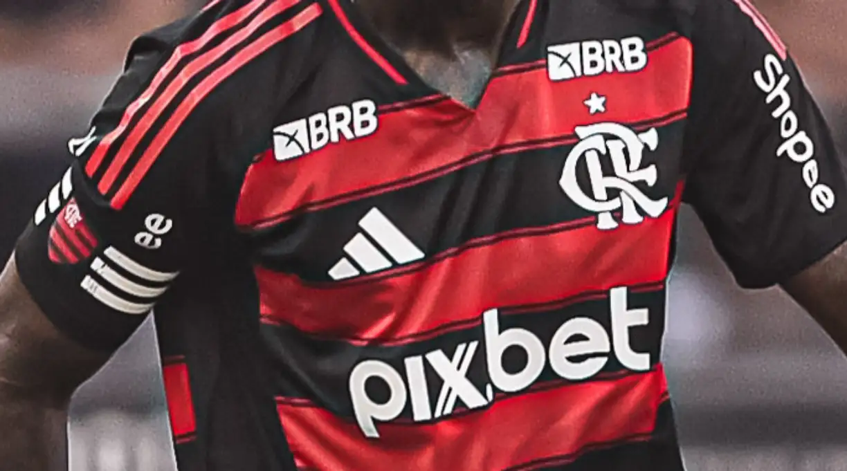 Camisa do Flamengo segue como a mais valiosa do Brasil, superando a arrecadação recorde do Corinthians. ( Foto / Flamengo )