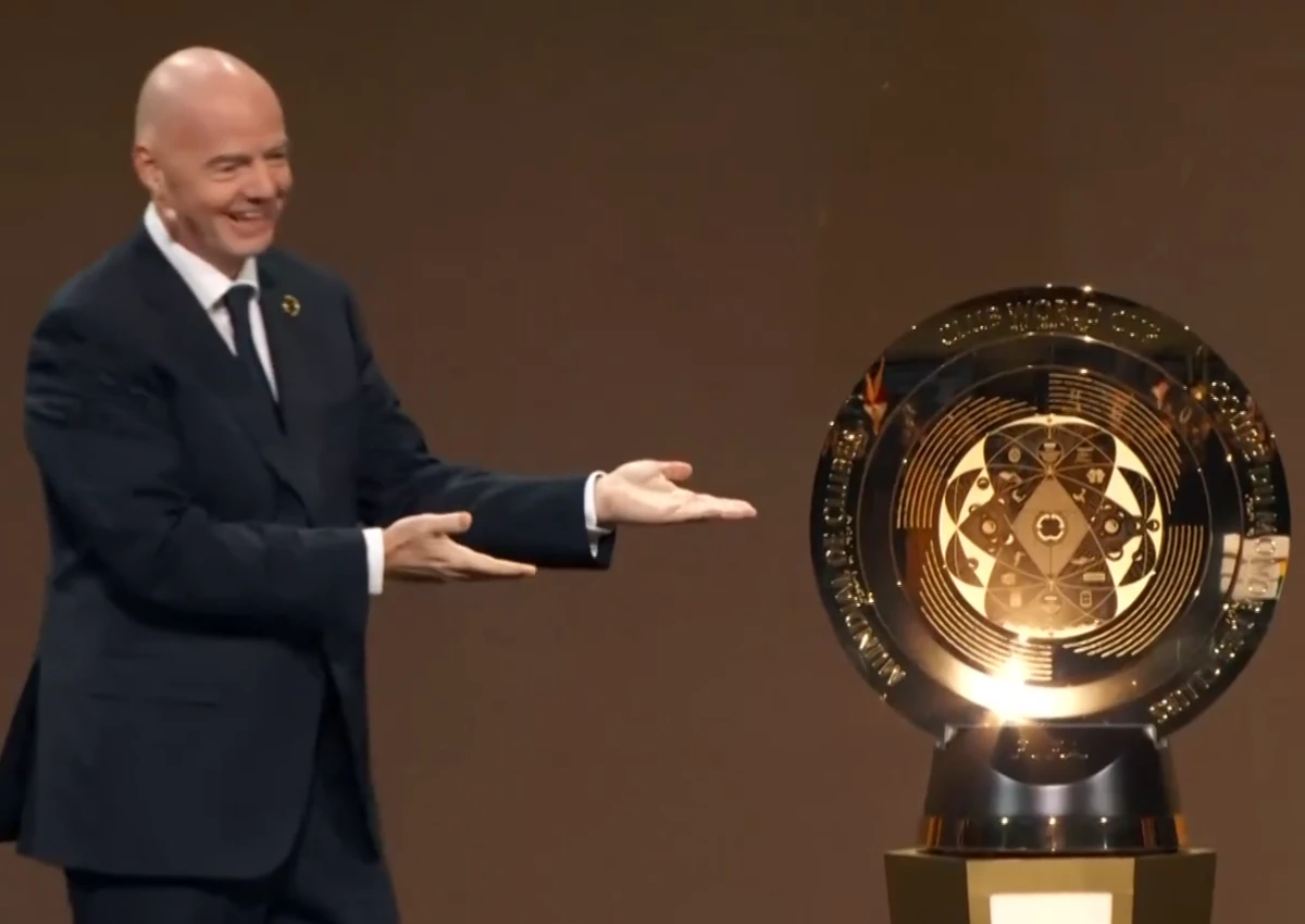 Presidente da fifa, mostrando o cobiçado troféu do super mundil, o primeiro a ser realizado com 32 equipes, no estilo Copa do Mundo