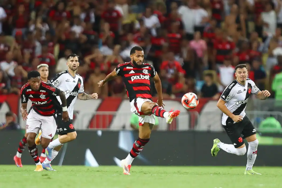 Jornalista compara Juninho com Luiz Araújo no Flamengo e prega paciência com o atacante - Foto: Gilvan de Souza/Flamengo