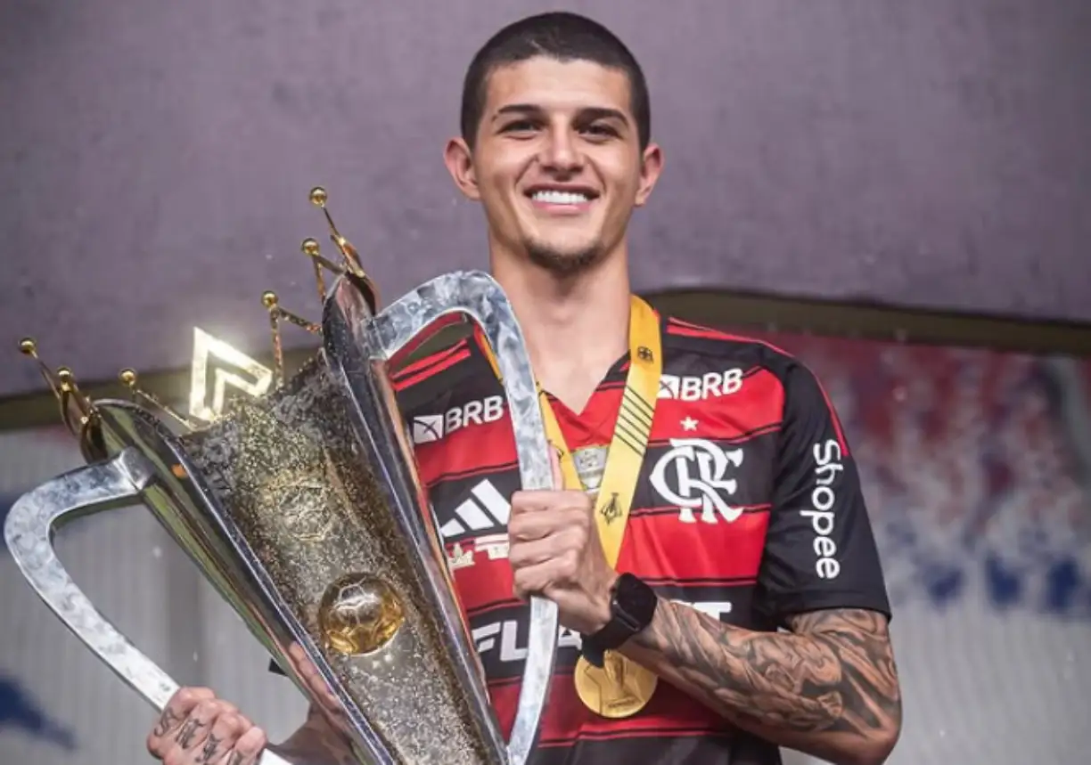  Pablo Lucio, volante do Flamengo, dribla adversário na Libertadores Sub-20, demonstrando habilidade e garantindo vaga nas semifinais. ( Foto / Instagram ) 