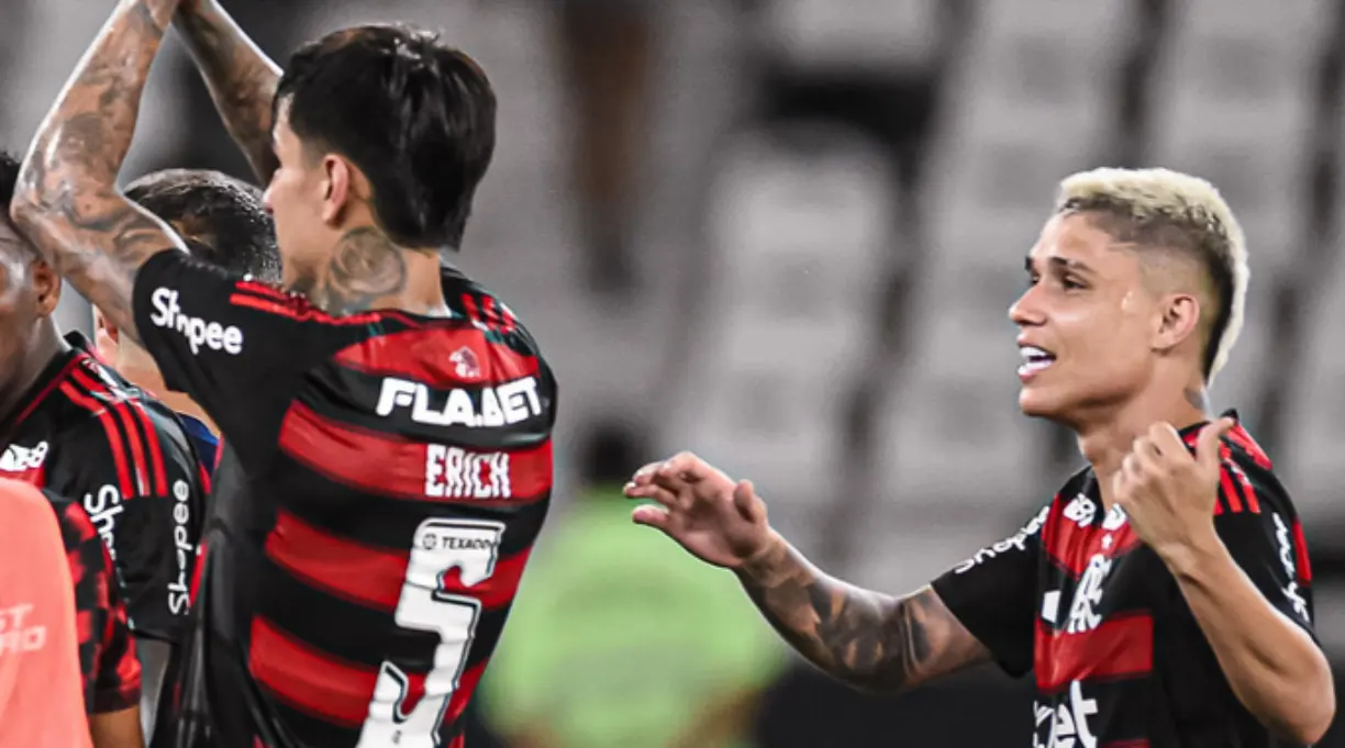 Erick Pulgar, volante chileno do Flamengo, renova seu contrato até 2028, consolidando sua permanência no time e aumentando sua importância ( Foto/Flamengo)