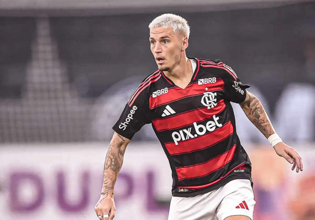 Filipe Luís explica titularidade de Varela na vitória do Flamengo diante do Vasco no Engenhão - Foto: Paula Reis/Flamengo