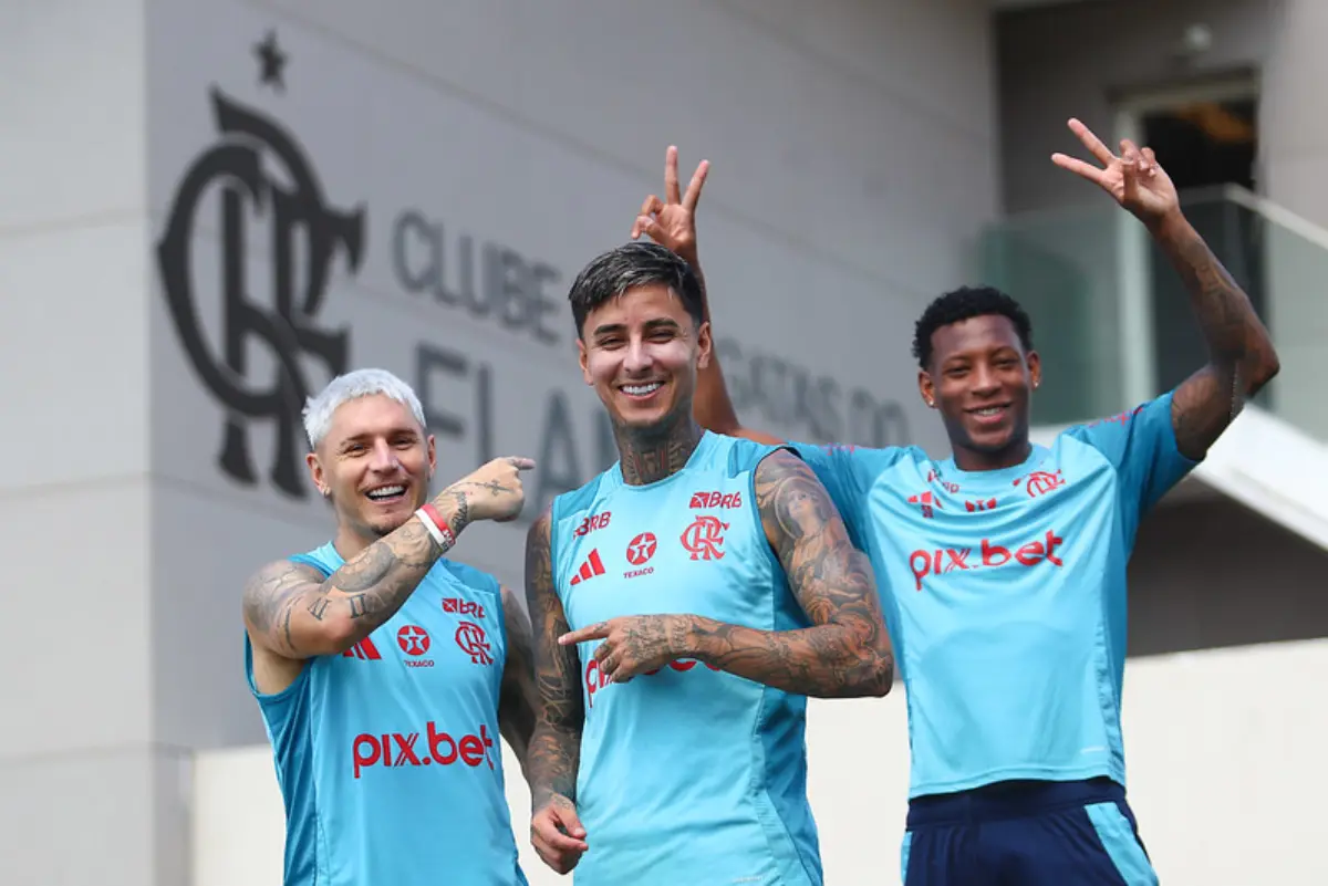 Flamengo dá prioridade para as renovações Pulgar e Varela em relação a Arrascaeta - Foto: Gilvan de Souza/Flamengo