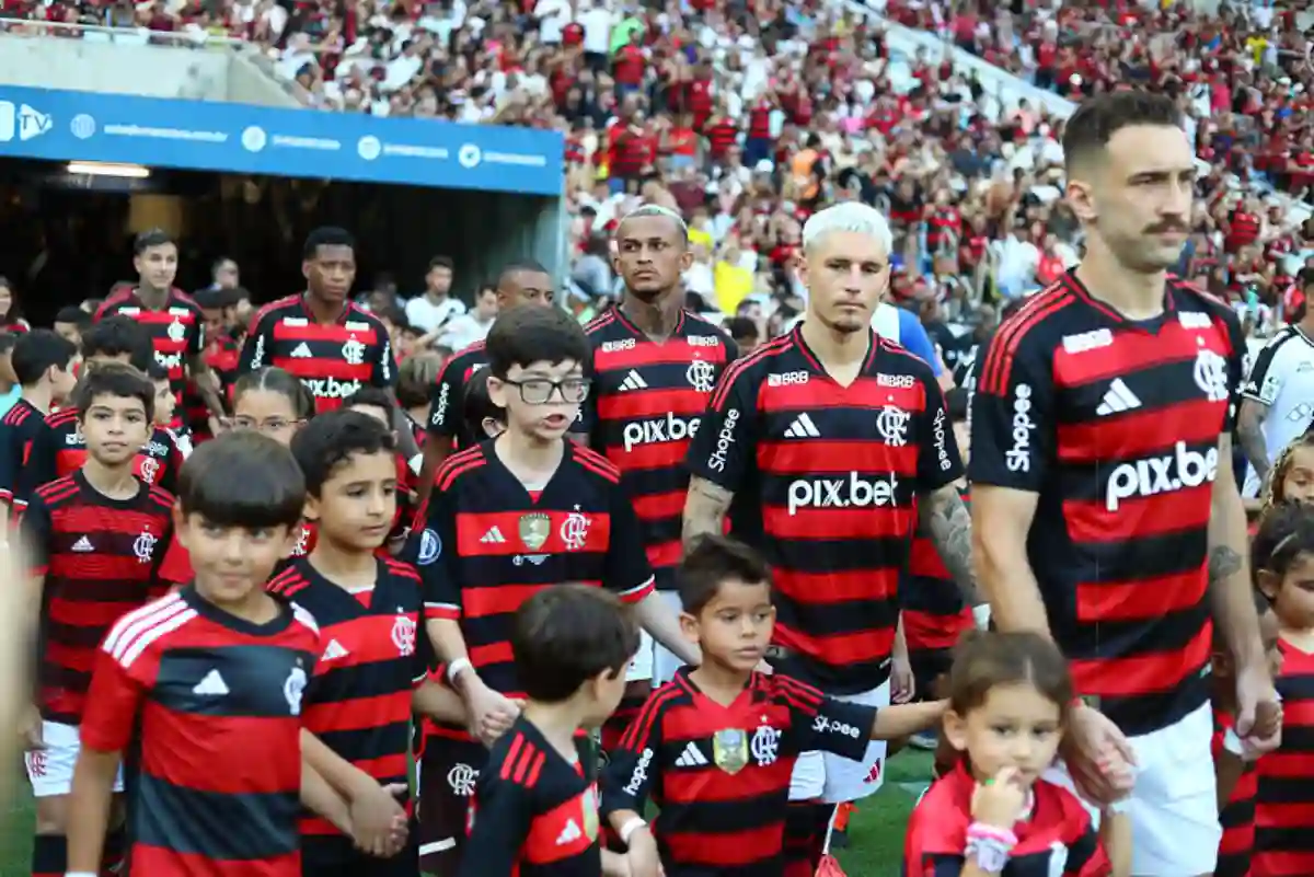 Flamengo encara o Fluminense com 5 desfalques e um jogador pendurado