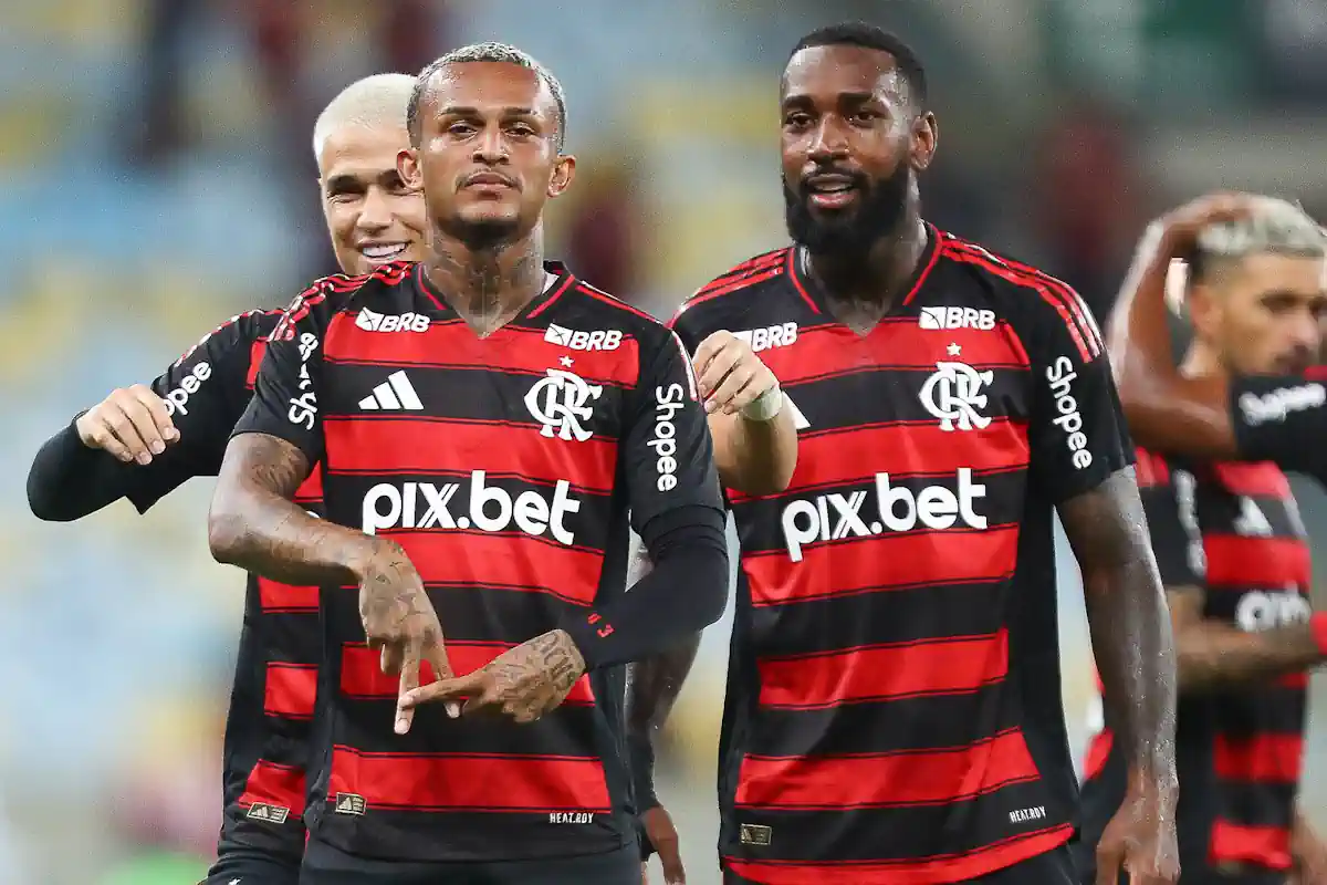 Wesley e Gerson, grandes amigos no Flamengo, agora convocados para a Seleção Brasileira nas Eliminatórias para a Copa do Mundo 2026. ( Foto / Flamengo )