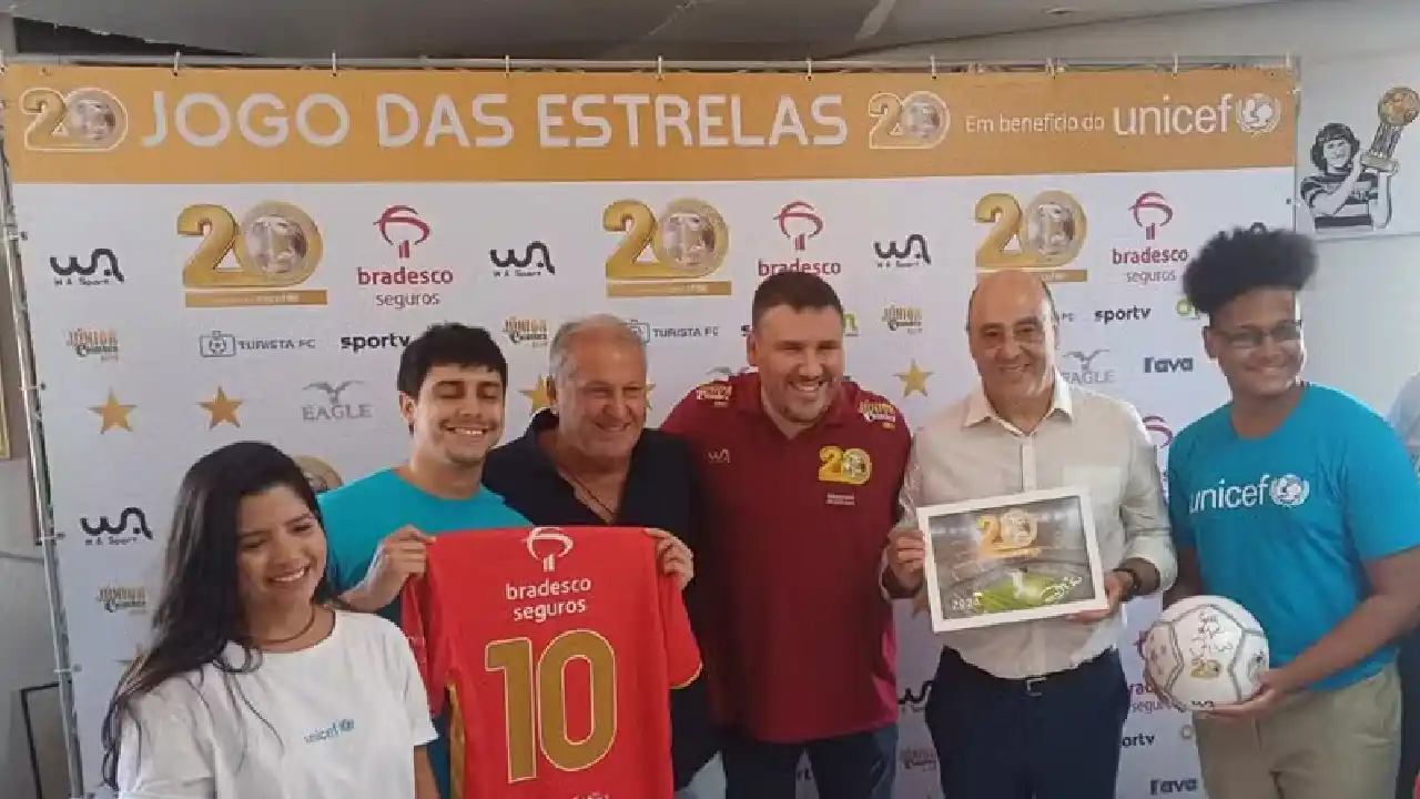 Zico doa parte da renda do Jogo das Estrelas ao UNICEF em evento beneficente que reuniu grandes nomes do futebol no Maracanã - foto: reprodução